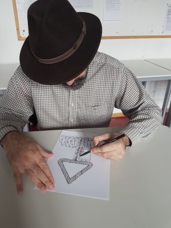 Mit der Spitze des Zeichenstiftes...