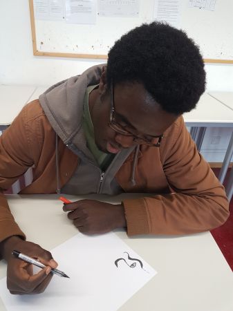 Mit der Spitze des Zeichenstiftes...