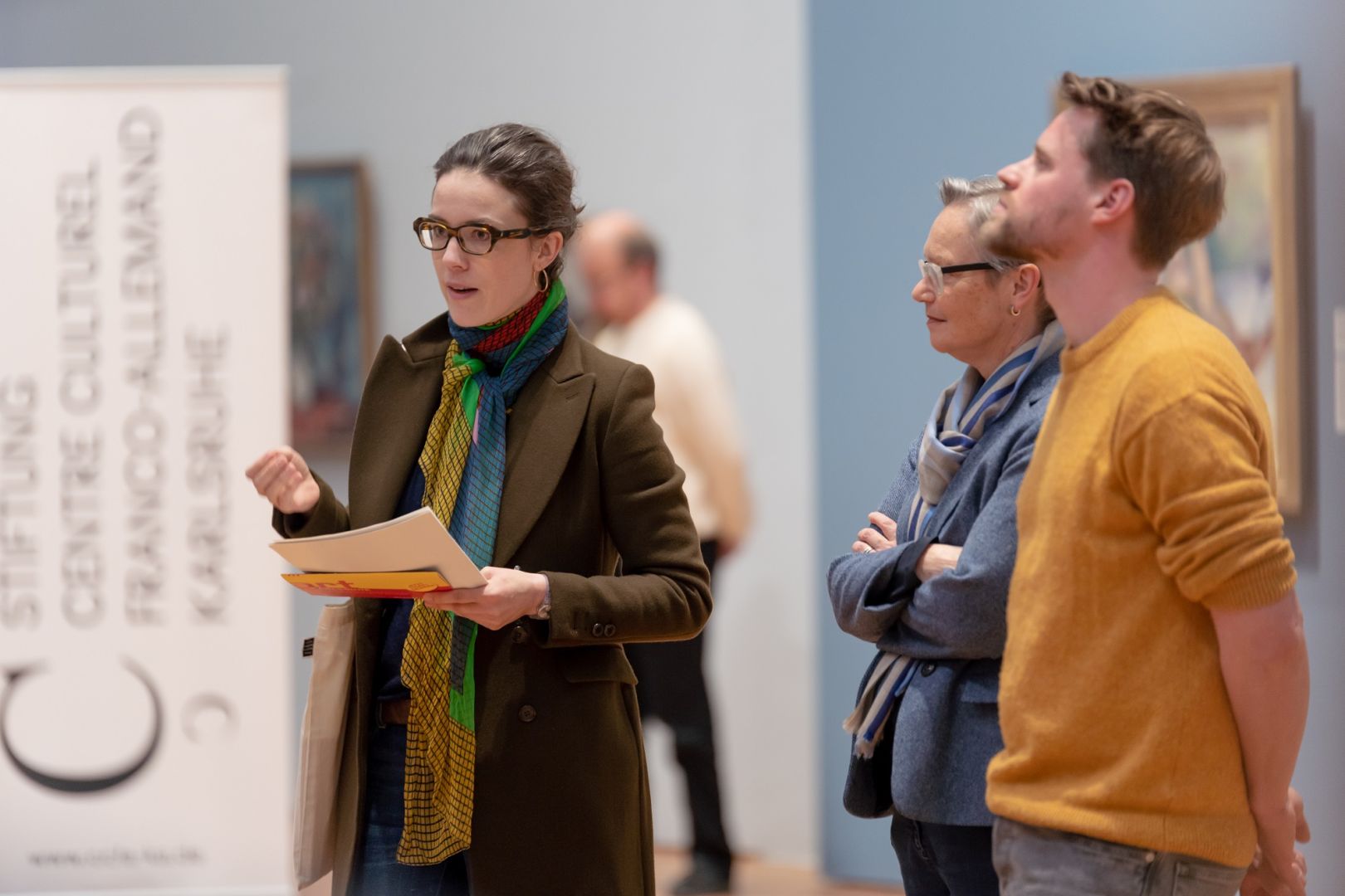 Paris, Paris! Ein Haus auf dem Rücken wandernder Elefanten errichten