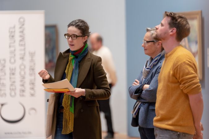 Paris, Paris! Ein Haus auf dem Rücken wandernder Elefanten errichten