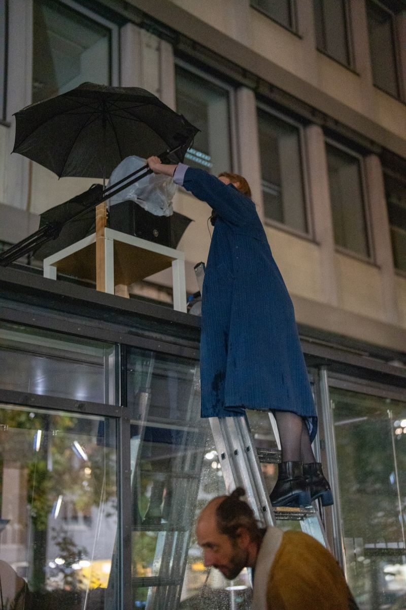 Retour de Paris: Intermittent du spectacle - this is not a funeral" oder « la cigale et les fourmis » von Judith Milz