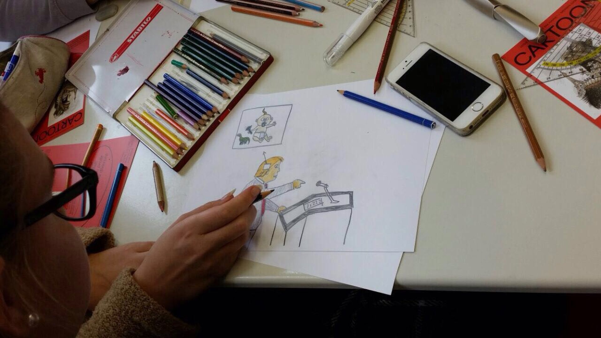 Mit der Spitze des Zeichenstiftes...