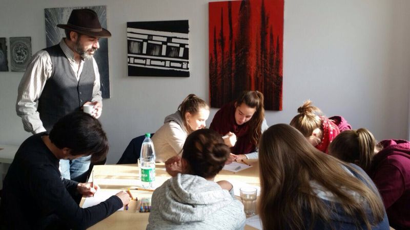 Mit der Spitze des Zeichenstiftes...