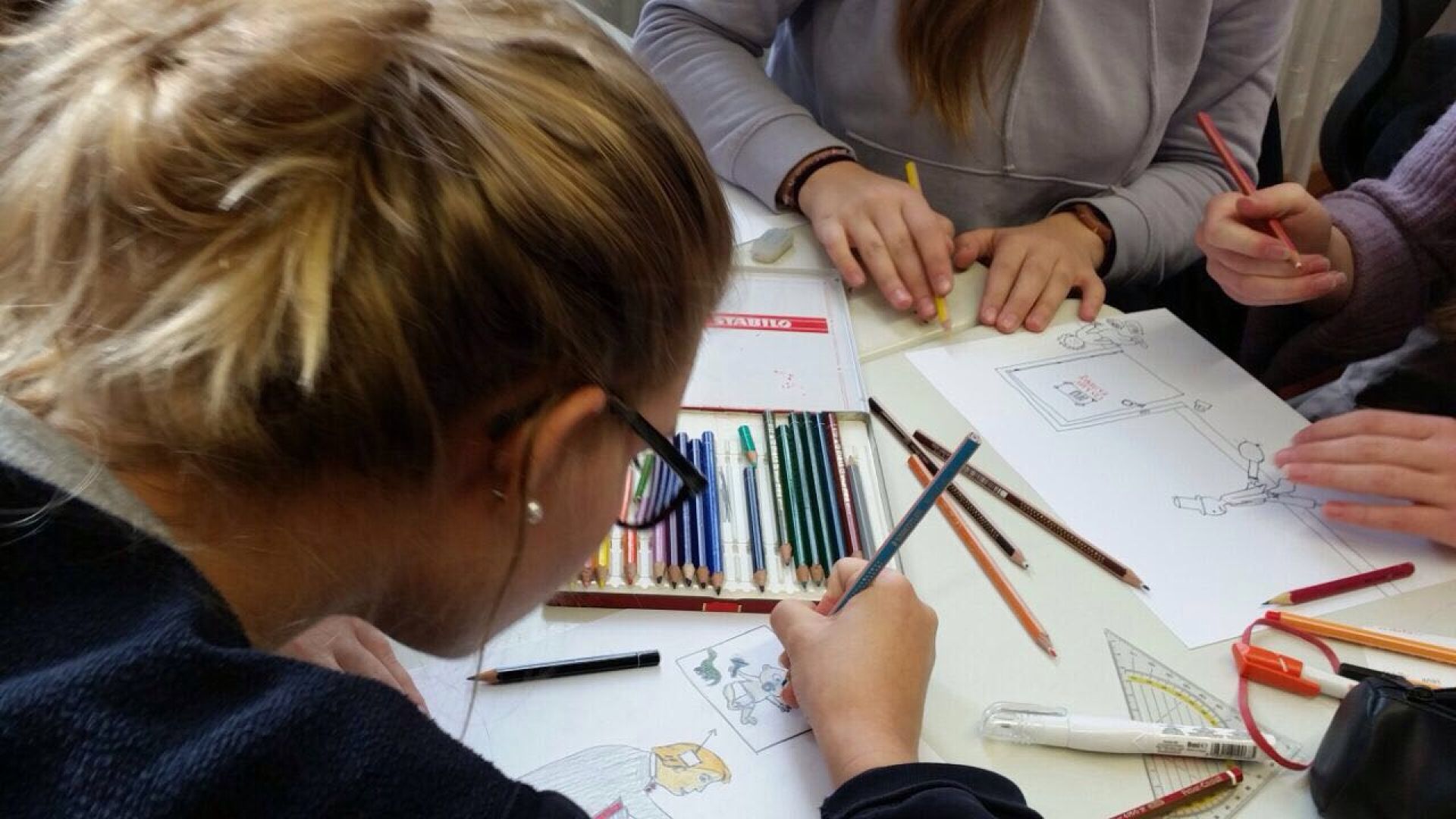 Mit der Spitze des Zeichenstiftes...